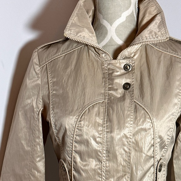 Gold jacket with pockets and button detailing - Picture 3 of 3